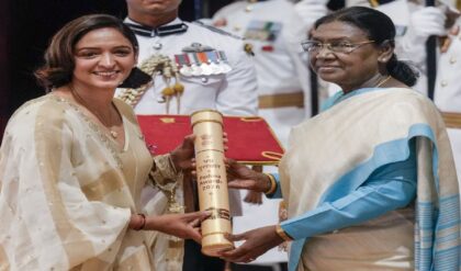 পদ্মশ্রী পেলেন ভারত অধিনায়ক হরমনপ্রীত কৌর! রাষ্ট্রপতি ভবনে ধরা দিলেন এক অনন্য রূপে