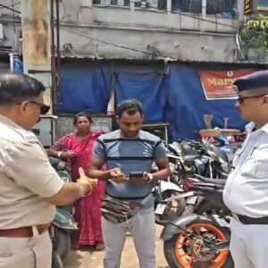 মন্ত্রী অগ্নিমিত্রার কড়া নির্দেশ! বেআইনি পার্কিং সরাতে মাঠে নামল পুলিশ, আটক অনেকে মন্ত্রী অগ্নিমিত্রার কড়া নির্দেশ! বেআইনি পার্কিং সরাতে মাঠে নামল পুলিশ, আটক অনেকে