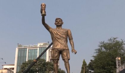 হাওয়ায় দুলছে লেকটাউনের মেসির মূর্তি! ভেঙে পড়ার আশঙ্কায় আতঙ্কিত স্থানীয়রা