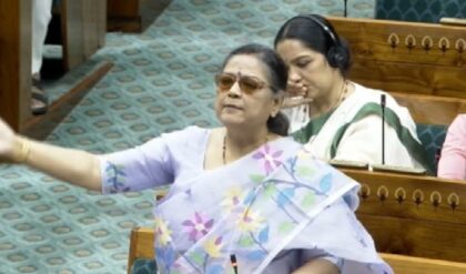 লোকসভার মুখ্য সচেতকের পদ থেকে বিদ্রোহের শুরু, কেন সব দায়িত্ব ছাড়লেন কাকলি? জল্পনা তুঙ্গে লোকসভার মুখ্য সচেতকের পদ থেকে বিদ্রোহের শুরু, কেন সব দায়িত্ব ছাড়লেন কাকলি? জল্পনা তুঙ্গে