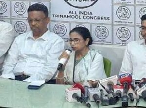 “আমি এখন মুক্ত পাখি, সাধারণ মানুষ!” রাজপথে নেমেই হুঙ্কার মমতার, শুরু হলো নতুন লড়াই