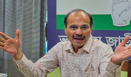 চুরি করে কোটিপতিরা আজ দলবদলু! তৃণমূলের দুর্দিন নিয়ে চালিয়ে খেললেন অধীর চৌধুরী চুরি করে কোটিপতিরা আজ দলবদলু! তৃণমূলের দুর্দিন নিয়ে চালিয়ে খেললেন অধীর চৌধুরী