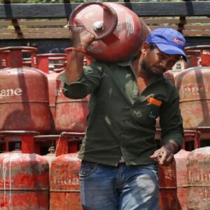 ১ জুন থেকে রান্নার গ্যাসে বড় বদল! ‘এক বাড়ি, এক কানেকশন’ নীতিতে কারা সমস্যায় পড়বেন? ১ জুন থেকে রান্নার গ্যাসে বড় বদল! ‘এক বাড়ি, এক কানেকশন’ নীতিতে কারা সমস্যায় পড়বেন?