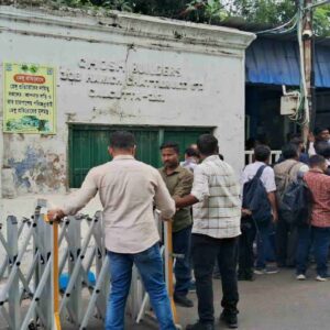 কালীঘাটের সেই ‘অজেয়’ দুর্গে ফাটল! মমতার বাড়ির গলি থেকে সরল ব্যারিকেড, এখন যে কেউ ঢুকতে পারবেন? কালীঘাটের সেই ‘অজেয়’ দুর্গে ফাটল! মমতার বাড়ির গলি থেকে সরল ব্যারিকেড, এখন যে কেউ ঢুকতে পারবেন?