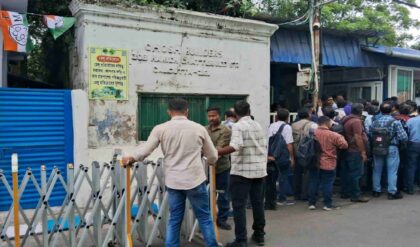 কালীঘাটের সেই ‘অজেয়’ দুর্গে ফাটল! মমতার বাড়ির গলি থেকে সরল ব্যারিকেড, এখন যে কেউ ঢুকতে পারবেন?