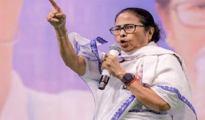 “ব্যান্ডেজ কেন? সিল তো নেই!” শাখাওয়াত মেমোরিয়ালে মমতার ৪ ঘণ্টা, গভীর রাতে স্ট্রংরুমে হাইভোল্টেজ ড্রামা