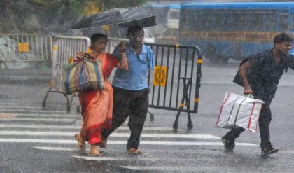 দুপুরেই নামল আঁধার! কলকাতা-সহ দক্ষিণবঙ্গে কালবৈশাখীর তাণ্ডব, একধাক্কায় নামল পারদ