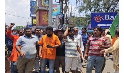 খুনের বদলা নিতে রণক্ষেত্র ডায়মন্ড হারবার! রাস্তার মাঝেই জ্বলে উঠল আগুন, স্তব্ধ ১১৭ নম্বর জাতীয় সড়ক