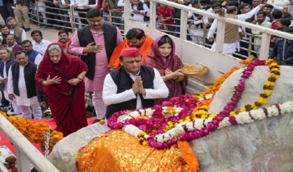 বাংলা থেকে শিক্ষা! ২০২৭-এ যোগী-দুর্গ ভাঙতে অখিলেশের তুরুপের তাস ‘হালকা হিন্দুত্ব’, নয়া ছক সমাজবাদী শিবিরে