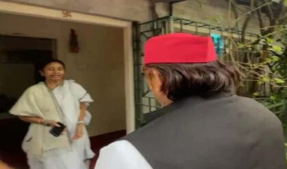 ভোটাধিকার কেড়ে নিয়েছে বিজেপি ও মাফিয়ারা! মমতার দুয়ারে পৌঁছে কড়া হুঙ্কার অখিলেশ যাদবের