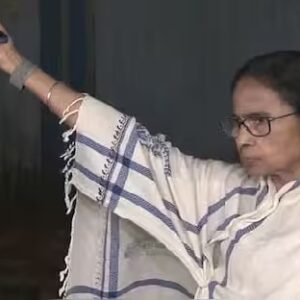 গণনা কেন্দ্রের সামনে ঠায় ৪ ঘণ্টা! টানটান উত্তেজনার মাঝে হঠাৎ কী করলেন মমতা? কমিশনকে রিপোর্ট দিল ডিইও