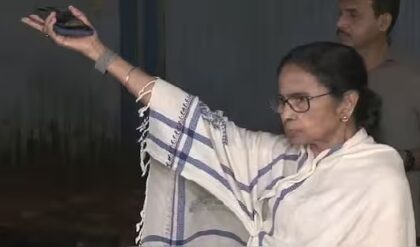 গণনা কেন্দ্রের সামনে ঠায় ৪ ঘণ্টা! টানটান উত্তেজনার মাঝে হঠাৎ কী করলেন মমতা? কমিশনকে রিপোর্ট দিল ডিইও