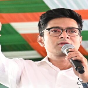 গণনাকেন্দ্রে ‘মাটি কামড়ে’ লড়াইয়ের ছক! কাল বিকেল ৪টেয় কী বড় নির্দেশ দিতে চলেছেন অভিষেক?