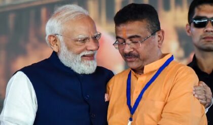 রাজভবনের সিঁড়িতে রবিবারের সেই মাহেন্দ্রক্ষণ! মমতার আসনে এবার শুভেন্দু, ছবিতে দেখুন ঐতিহাসিক শপথ গ্রহণ