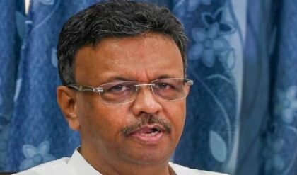মেয়রের ‘বিদায়’ ঘণ্টা? নবান্নে সরকার বদলাতেই কলকাতা পুরসভার হোয়াটসঅ্যাপ গ্রুপ ছাড়লেন ফিরহাদ!
