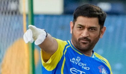 মাঠের বাইরেও ক্যাপ্টেন কুল-এর ‘হেলিকপ্টার শট’! বিহার-ঝাড়খণ্ডে সর্বোচ্চ আয়কর দাতা মহেন্দ্র সিং ধোনি