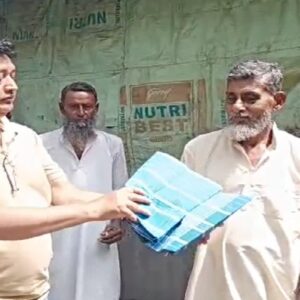 লুঙ্গি পরে ভোট দিতে গেলেই বাধা! রণক্ষেত্র বুথ চত্বর, ভোটারদের হাতে এ কী ‘উপহার’ তুলে দিল তৃণমূল?