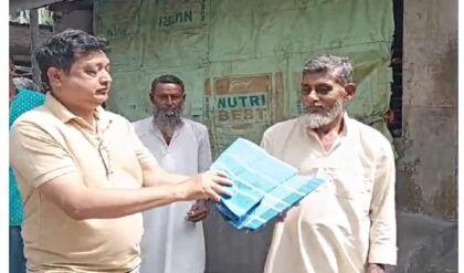 লুঙ্গি পরে ভোট দিতে গেলেই বাধা! রণক্ষেত্র বুথ চত্বর, ভোটারদের হাতে এ কী ‘উপহার’ তুলে দিল তৃণমূল?