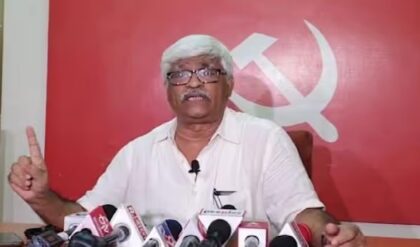 তৃণমূল-বিজেপির ‘সেটিং’ না কি অন্য কিছু? ইভিএম নিয়ে সুজন চক্রবর্তীর বিস্ফোরক মন্তব্যে তোলপাড় রাজ্য রাজনীতি!