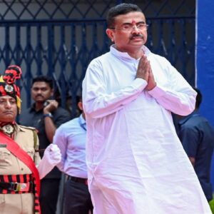মমতার দুর্গে গেরুয়া ঝড়! ভবানীপুরে বিজয় মিছিলে জনজোয়ার, ‘মুখ্যমন্ত্রী’ শুভেন্দুকে দেখতে ভিড় উপচে পড়ল রাস্তায় ভবানীপুরে মমতার দুর্গে গেরুয়া ঝড়! ভবানীপুরে বিজয় মিছিলে জনজোয়ার, ‘মুখ্যমন্ত্রী’ শুভেন্দুকে দেখতে ভিড় উপচে পড়ল রাস্তায় ভবানীপুরে