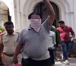 তৃণমূল জমানাতেই তৃণমূল নেতাদের শ্রীঘর! তোলাবাজি রুখতে নিজের দলকেই রেয়াত নেই সরকারের, মহাস্তম্ভ উল্টে গেল বাংলায় তৃণমূল জমানাতেই তৃণমূল নেতাদের শ্রীঘর! তোলাবাজি রুখতে নিজের দলকেই রেয়াত নেই সরকারের, মহাস্তম্ভ উল্টে গেল বাংলায়