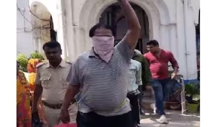 তৃণমূল জমানাতেই তৃণমূল নেতাদের শ্রীঘর! তোলাবাজি রুখতে নিজের দলকেই রেয়াত নেই সরকারের, মহাস্তম্ভ উল্টে গেল বাংলায় তৃণমূল জমানাতেই তৃণমূল নেতাদের শ্রীঘর! তোলাবাজি রুখতে নিজের দলকেই রেয়াত নেই সরকারের, মহাস্তম্ভ উল্টে গেল বাংলায়