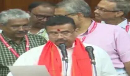 নবান্নে রুদ্রমূর্তি শুভেন্দুর! সচিবদের সামনেই কড়া নির্দেশ, পাশে বসে কোন রণকৌশল সাজালেন রুদ্রনীল-রূপারা?