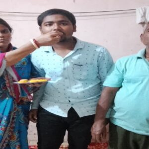 চালের ড্রামে ভাঙা মোবাইল রেখেই বাজিমাত! উচ্চমাধ্যমিকে নবম পরিযায়ী শ্রমিকের ছেলের লড়াই কাঁদাবে আপনাকেও