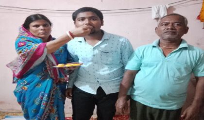 চালের ড্রামে ভাঙা মোবাইল রেখেই বাজিমাত! উচ্চমাধ্যমিকে নবম পরিযায়ী শ্রমিকের ছেলের লড়াই কাঁদাবে আপনাকেও