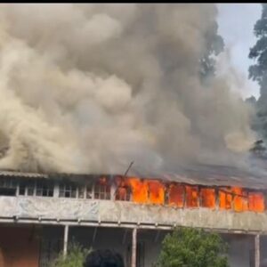 পাহাড়ে হাহাকার! কার্শিয়াংয়ের ঐতিহ্যবাহী ভিক্টোরিয়া বয়েজ স্কুলে ভয়াবহ অগ্নিকাণ্ড, দাউদাউ করে জ্বলছে ইতিহাস!