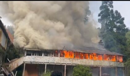 পাহাড়ে হাহাকার! কার্শিয়াংয়ের ঐতিহ্যবাহী ভিক্টোরিয়া বয়েজ স্কুলে ভয়াবহ অগ্নিকাণ্ড, দাউদাউ করে জ্বলছে ইতিহাস!