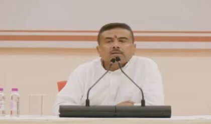 “মহিলারা অঝোরে কাঁদছেন, আমি বললাম কী হল?” ফলতার মঞ্চ থেকে চোখের জলের আসল রহস্য ফাঁস করলেন মুখ্যমন্ত্রী শুভেন্দু!