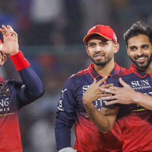 আইপিএলে মহানাটকীয় উলটপুরাণ! পঞ্জাবকে উড়িয়ে প্রথম দল হিসেবে প্লে-অফে কোহলিদের আরসিবি