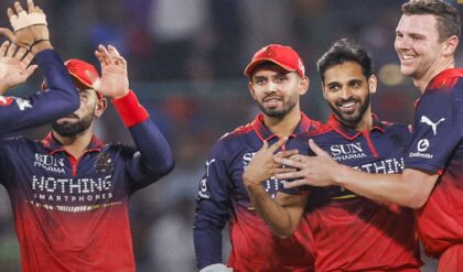 আইপিএলে মহানাটকীয় উলটপুরাণ! পঞ্জাবকে উড়িয়ে প্রথম দল হিসেবে প্লে-অফে কোহলিদের আরসিবি