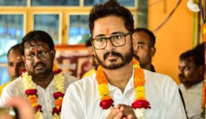 শ্যামপুরে জিতেই ‘দ্বিতীয় স্ত্রী’র সঙ্গে আবির খেলায় মত্ত হিরণ! ভাইরাল সেলিব্রেশন!