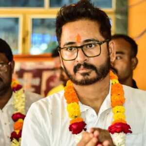 শ্যামপুরে জিতেই ‘দ্বিতীয় স্ত্রী’র সঙ্গে আবির খেলায় মত্ত হিরণ! ভাইরাল সেলিব্রেশন!