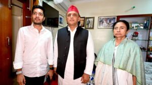 ‘আপনি হারেননি দিদি’—কালীঘাটে মমতাকে জড়িয়ে ধরলেন অখিলেশ! বড় কোনো ঝড়ের ইঙ্গিত?