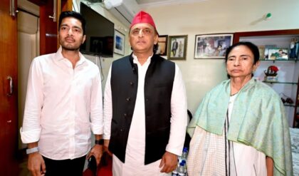 ‘আপনি হারেননি দিদি’—কালীঘাটে মমতাকে জড়িয়ে ধরলেন অখিলেশ! বড় কোনো ঝড়ের ইঙ্গিত?