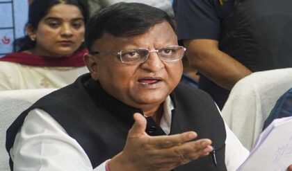 ইভিএম পাহারা দিতে এবার ট্রান্সফর্মার পাহারা? গণনা শুরুর আগে ইন্টারনেটেও বড় বদল, কমিশনের সিদ্ধান্তে তোলপাড় রাজ্য