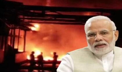 দিল্লিতে আগুনের লেলিহান শিখায় নিভল ৯টি প্রাণ! প্রিয়জন হারানো পরিবারগুলোর পাশে দাঁড়ালেন প্রধানমন্ত্রী