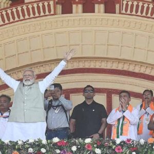 “মঞ্চে দুর্গা, মাঠে ঝালমুড়ি”-মোদীর উপস্থিতিতে বাংলার নতুন মুখ্যমন্ত্রীর রাজকীয় অভিষেক