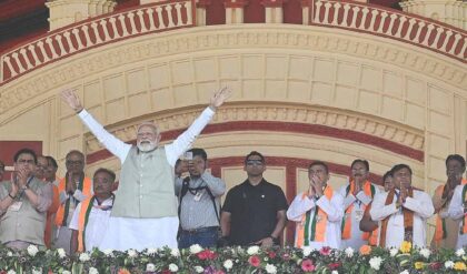 “মঞ্চে দুর্গা, মাঠে ঝালমুড়ি”-মোদীর উপস্থিতিতে বাংলার নতুন মুখ্যমন্ত্রীর রাজকীয় অভিষেক