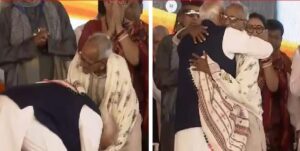 “৯৮ বছরের বৃদ্ধের পায়ে হাত মোদীর!”-ব্রিগেডের মঞ্চে কে এই রহস্যময় ব্যক্তি?
