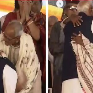 “৯৮ বছরের বৃদ্ধের পায়ে হাত মোদীর!”-ব্রিগেডের মঞ্চে কে এই রহস্যময় ব্যক্তি?