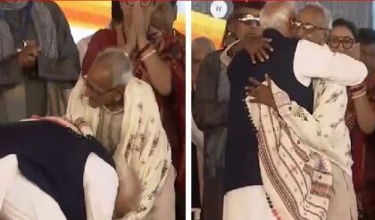 “৯৮ বছরের বৃদ্ধের পায়ে হাত মোদীর!”-ব্রিগেডের মঞ্চে কে এই রহস্যময় ব্যক্তি?