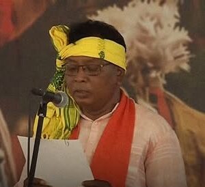 সাঁওতালি ভাষায় শপথ নিলেন রানিবাঁধের বিধায়ক! শুভেন্দুর মন্ত্রিসভায় ঠাঁই পেলেন আর কারা?