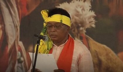 সাঁওতালি ভাষায় শপথ নিলেন রানিবাঁধের বিধায়ক! শুভেন্দুর মন্ত্রিসভায় ঠাঁই পেলেন আর কারা?