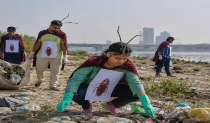 কীভাবে সম্ভব? যমুনা নদী পরিষ্কার করতে ময়দানে নামল অতিকায় ‘আরশোলা’ কীভাবে সম্ভব? যমুনা নদী পরিষ্কার করতে ময়দানে নামল অতিকায় ‘আরশোলা’