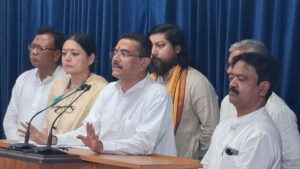 আমলাদের জন্য ‘ফ্রি হ্যান্ড’ না কি কড়া হুঁশিয়ারি? ডিওপিটি রুল বুক হাতে সচিবদের ক্লাস নিলেন মুখ্যমন্ত্রী!