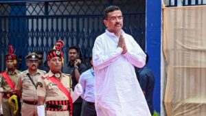 “এতদিন পর স্বাধীনতা পেলাম!” শুভেন্দুর কাছে ভিড় করছেন তৃণমূল বিধায়করা? শপথ নিয়েই বিস্ফোরক মুখ্যমন্ত্রী